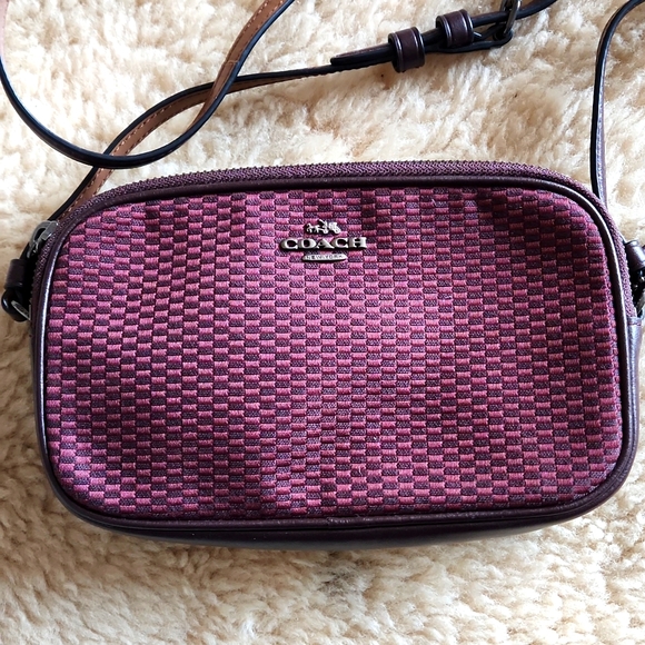 NWT Coach Legacy Jacquard Cranberry & Oxblood Leather Camera Bag Crossbody ❤️🤎 - Picture 3 of 16